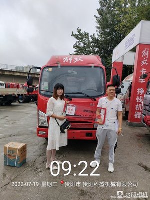 賀葉師傅喜提虎VR 110馬力倉柵式載貨車，開啟日用百貨銷售新征程